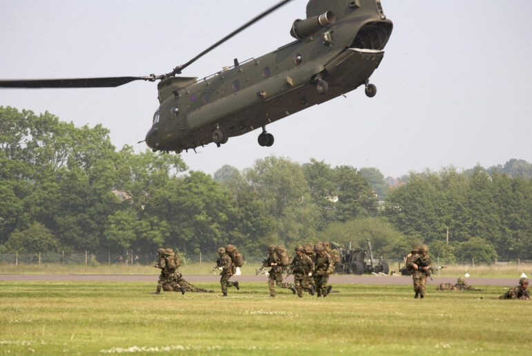 chinook with soldiers